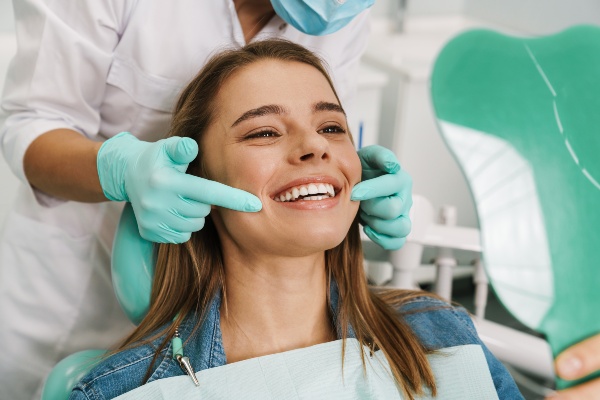 Concept per differenze tra dentista e ortodontista: sorriso di donna, sano e bello